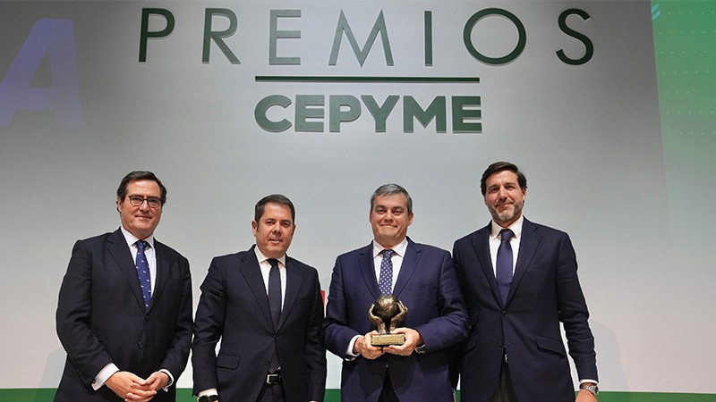 four men receiving premios cepyme award